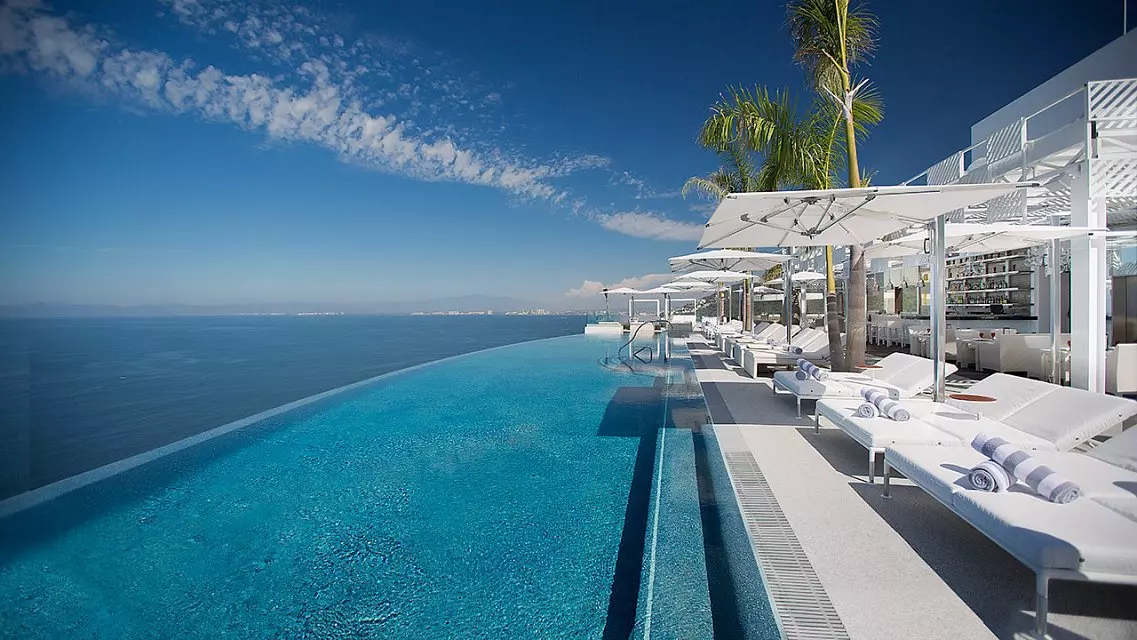 outdoor pool, infinity pool, swimming pool, friendly hotels in Puerto.
